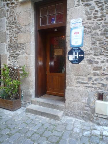 Hotel De La Tour De L'Horloge Dinan Exterior photo